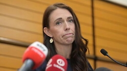 Nuova Zelanda, la premier Jacinda Ardern si dimette in lacrime: «Sono esausta»