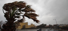 Forte vento in Sicilia: alberi abbattuti, tetti divelti e 3 voli dirottati da Palermo a Catania