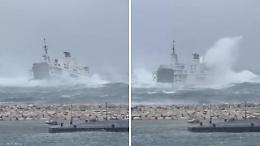 Ponza, traghetto in balia della tempesta: il viaggio da incubo con onde alte 8 metri