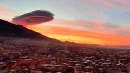La nuvola che sembra un Ufo, le immagini del fenomeno atmosferico