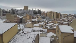Enna si sveglia sotto una coltre di neve, strade e tetti imbiancati: la fotogallery