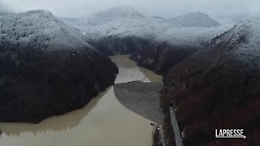 Bosnia, il fiume Drina invaso dai rifiuti