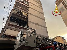 Catania, incendio in una palazzina di via Sardegna: nove evacuati e due appartamenti inagibili