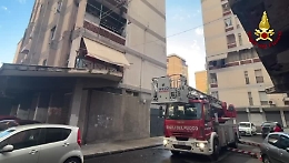 Catania, paura in via Sardegna per l'incendio nel palazzo di sette piani