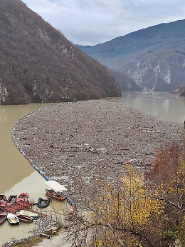 Balcani: disastro ambientale su Drina, discarica galleggiante