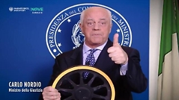 Crozza nei panni del ministro Nordio: &laquo;Volete che mi dimetta? N0, faccio retromarcia&raquo;