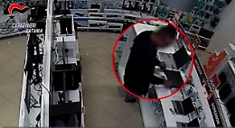 Notebook e cellulare sotto la giacca: il video del ladro seriale depredava il centro commerciale