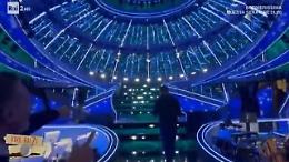 Amadeus svela in tv la nuova scenografia di Sanremo: una «cupola» illuminata che sovrasta il palco