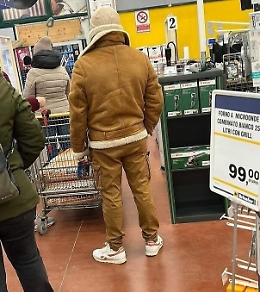 Dai meme all’outfit uguale a quello del giorno dell’arresto, l’esperto: «Nessuna emulazione, c’è una frattura tra etica ed estetica»