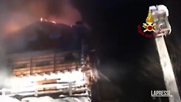 Udine, maxi incendio in albergo a Sauris di Sotto: le fiamme hanno avvolto tutto l'edificio