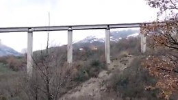 Frana la terra sotto un viadotto in Irpinia: nel video il traffico che continua regolare, «Qui siamo preoccupati»
