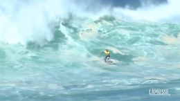 Surf spettacolo alle Hawaii: torna una delle gare più prestigiose del mondo