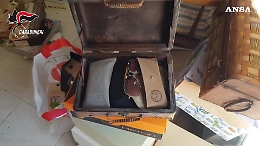 Il video del ritrovamento della collezione di Ray Ban di Matteo Messina Denaro nella casa della madre