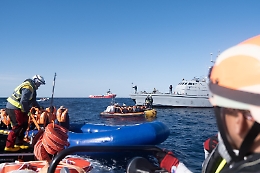 Migranti, in 95 soccorsi dalla Ocean Viking: «Libici ci ostacolavano»