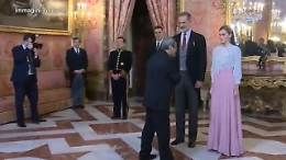 L'ambasciatore iraniano non stringe la mano alla regina Letizia: il gesto scatena polemiche sui social