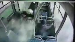 Turchia, bus finisce nel lago: il panico dei passeggeri