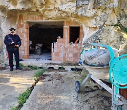 Chiude e modifica grotta di interesse archeologico: denunciato