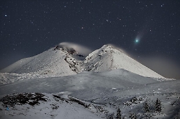 La cometa e l'Etna, la foto scelta dalla Nasa è di un siciliano e sta facendo il giro del mondo
