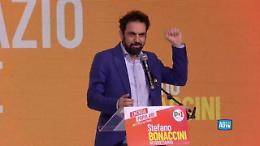 L'ex M5S Giarrusso: «Annuncio il mio ingresso nel Pd». Accoglienza tiepida della platea