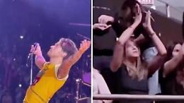 Harry Style si inginocchia sul palco (omaggio a Jennifer Aniston) e si strappano i pantaloni di pelle