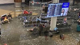 Auckland devastata dall'alluvione, strade sommerse e aeroporto inagibile