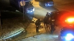 Usa, il video dell'arresto di Tyre Nichols: 5 poliziotti lo picchiano brutalmente