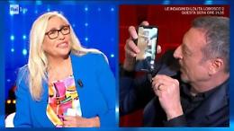 «Domenica In», Amadeus chiama Fiorello in diretta: «Ma che vuoi da me? Io sono al compleanno di mia cognata»