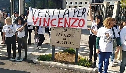 Fu trovato impiccato 9 mesi fa ma per i familiari non si è ucciso: e ora si teme l'archiviazione