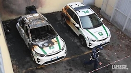 Milano, due molotov contro auto della polizia locale: il video