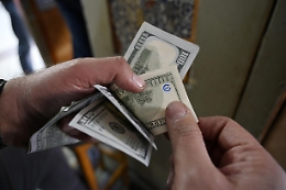 Cambi: euro parte stabile a 1,087 dollari