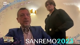 «Il comico Angelo Duro sarà ospite a Sanremo»: lo sketch con Amadeus
