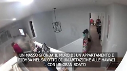 Un masso sfonda una casa e cade in soggiorno: tutti illesi