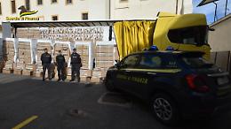 Il tir carico con 12 tonnellate e 45 mila stecche di sigarette di contrabbando