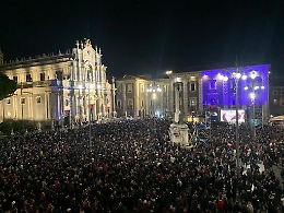 Sant'Agata, migliaia in piazza Duomo per attendere i fuochi
