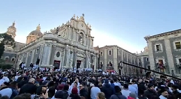 S. Agata, piazza Duomo gremita per l'arrivo della Patrona