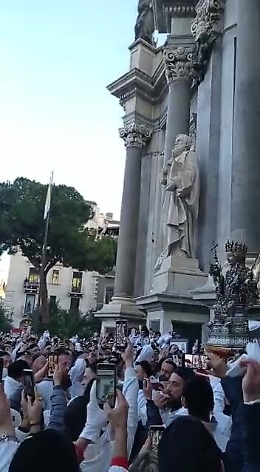 S. Agata, botti e fazzoletti bianchi per salutare l'uscita del Busto
