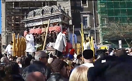 S. Agata, il fercolo tra la gente nel giro esterno: a Catania è festa