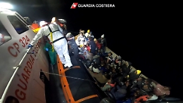 Sbarchi senza sosta a Lampedusa: altri arrivi nella notte