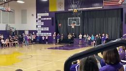 Canestro da sotto, poi un tiro libero e l'ultimo da centrocampo: così un 12enne ha vinto 10.000 dollari