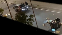 Napoli, in cinque assaltano un'auto per rubarla: la scena ripresa da una finestra