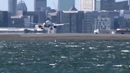 Boston, forti raffiche di vento: l'atterraggio dell'aereo visto dal mare è spettacolare