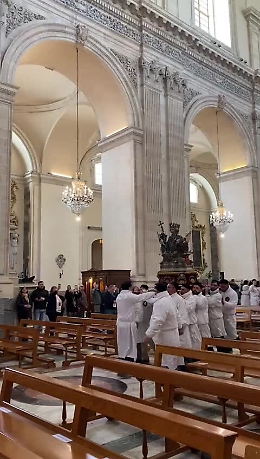 S. Agata, il rientro in cattedrale dopo un giro esterno con imprevisti