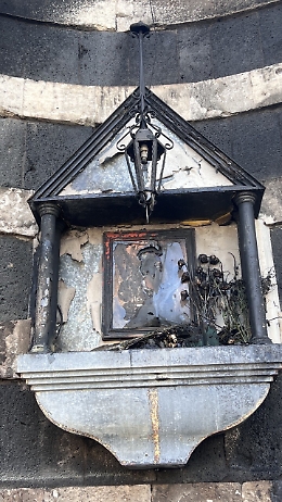 S. Agata, l'altarino di piazza Palestro in fiamme: troppi i ceri lasciati dai devoti