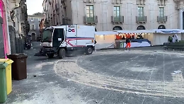 S. Agata, spazzatrice in azione in piazza Università per la pulizia della cera