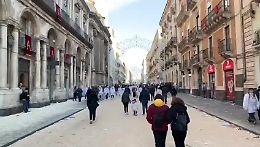 S. Agata, in via Etnea si cammina su un tappeto di segatura