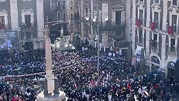 Sant'Agata, il fercolo varca piazza Duomo dopo il lungo giro interno