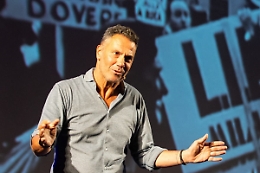 Marco Falaguasta torna al teatro: «Non ci facciamo riconoscere»