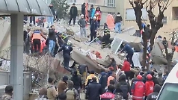 Terremoto Turchia, a Diyarbakir si scava tra le macerie