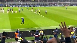 Calhanoglu insultato dalla curva rossonera: tira il corner, Lautaro fa gol e lui zittisce i tifosi