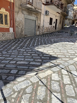 San Biagio Platani, sistemate diverse strade con il basolato